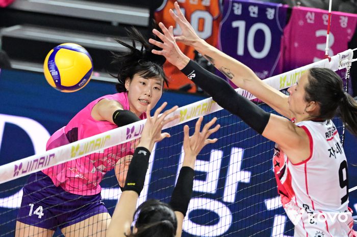 공격하는 흥국생명 정윤주.제공 | 한국배구연맹