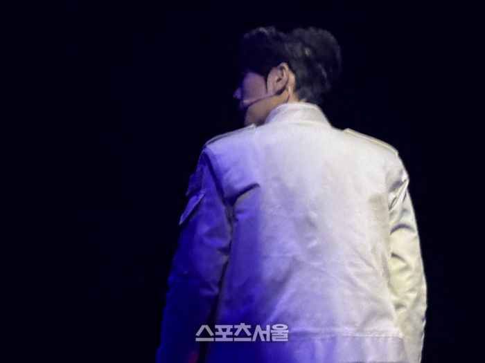 배우 고훈정이 18일 뮤지컬 ‘비하인드 더 문’ 프레스콜에서 달의 가장 어두운 뒷모습을 바라본 마이클 콜린스의 기억을 연기하고 있다. 사진 | 표권향 기자 gioia@sportsseoul.com