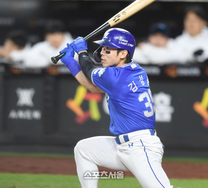 삼성 김성윤이 24일 대전 한화생명볼파크에서 열린 2025 KBO 포스트시즌 플레이오프 5차전 한화와 경기 3회초 좌중간 안타를 치고 있다. 대전 | 최승섭 기자 thunder@sportsseoul.com