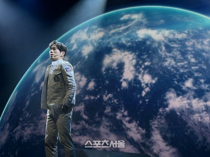 배우 고훈정이 18일 뮤지컬 ‘비하인드 더 문’ 프레스콜에서 달 뒤편에 고립된 마이클 콜린스를 연기하고 있다. 사진 | 표권향 기자 gioia@sportsseoul.com