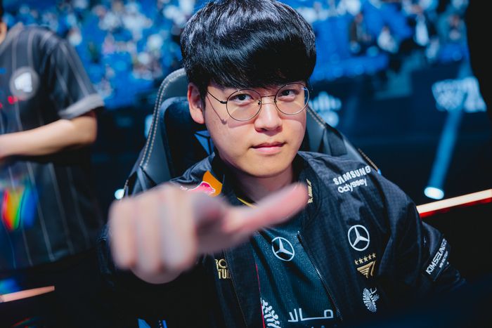 T1 ‘구마유시’ 이민형이 이 31일(한국시간) 중국 상하이 메르세데스-벤츠 아레나에서 열린 ‘2025 LoL 월드챔피언십(롤드컵)’ 8강 AL전에 앞서 포즈를 취하고 있다. 사진 | 라이엇 게임즈