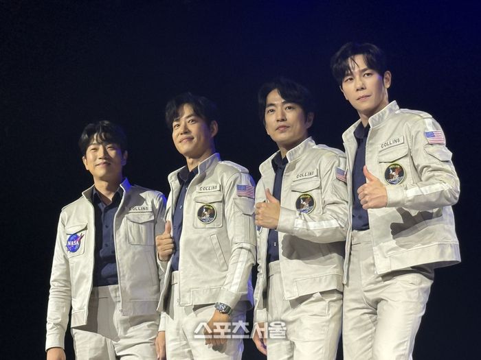 비하인드 더 문18일 뮤지컬 ‘비하인드 더 문’ 프레스콜에서 (왼쪽부터) 고상호, 유준상, 정문성, 고훈정이 단체 사진을 촬영하고 있다. 사진 | 표권향 기자 gioia@sportsseoul.com