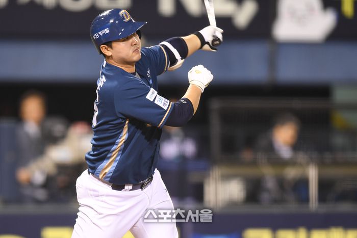 NC 김형준이 23일 서울 잠실구장에서 열린 2025 KBO리그 LG와 경기 5회초 1사 타구를 바라보고 있다. 잠실 | 최승섭 기자 thunder@sportsseoul.com