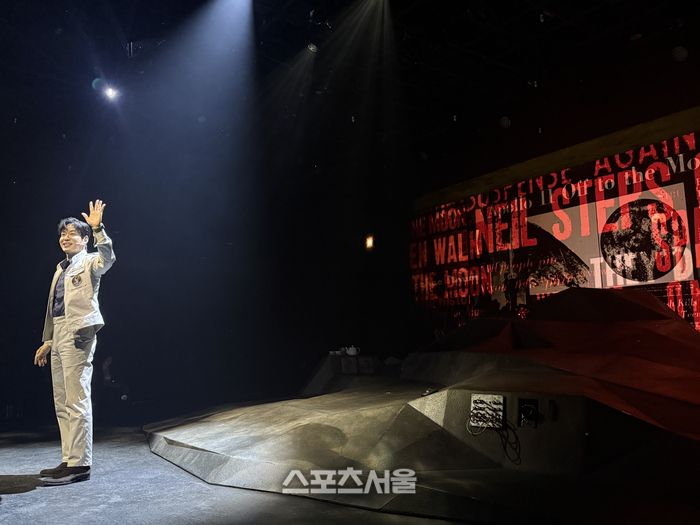 유준상이 18일 뮤지컬 ‘비하인드 더 문’ 프레스코레서 달에서 느꼈던 아름다움이 지구에도 존재한다고 말한 마이클 콜린스의 이야기를 전하고 있다. 사진 | 표권향 기자 gioia@sportsseoul.com