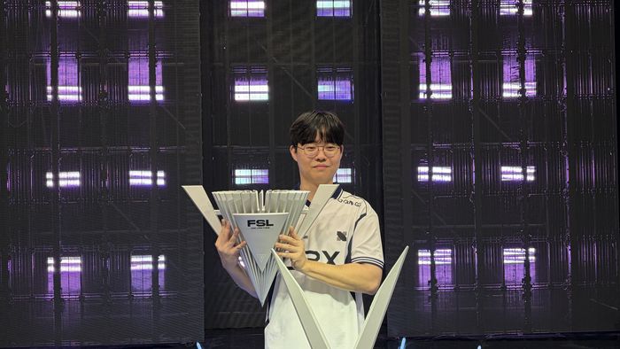 DRX ‘찬’ 박찬화가 15일 서울 마포구 상암SOOP콜로세움에서 열린 2025 FSL 서머 결승전 승리 후 세리머니를 하고 있다. 사진 | 넥슨