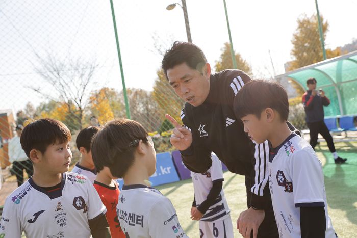 K리거 출신 현영민 대한축구협회 전력강화위원장이 지난 15일 경기도 안양시에 있는 비산체육공원에서 열린 2025 K리그 퓨처스 페스티벌 축구 클리닉에서 일일 코치로 나서 지도하고 있다. 사진 | 한국프로축구연맹