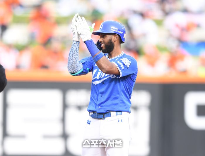 삼성 디아즈가 19일 대전 한화생명볼파크에서 열린 2025 KBO 포스트시즌 플레이오프 2차전 한화와 경기 3회초 1사1,3루 1타점 2루타를 친 후 세리머니를 하고 있다. 대전 | 최승섭기자 thunder@sportsseoul.com