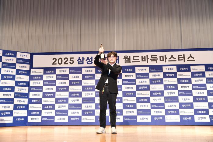 중국의 랴오위안허 9단이 17일 제주 서귀포시 휘닉스 아일랜드에서 열린 2025 삼성화재배 월드바둑마스터스 결승 3번기 2국에서 딩하오 9단을 제치고 우승한 뒤 트로피를 들어올리고 있다. 사진 | 한국기원