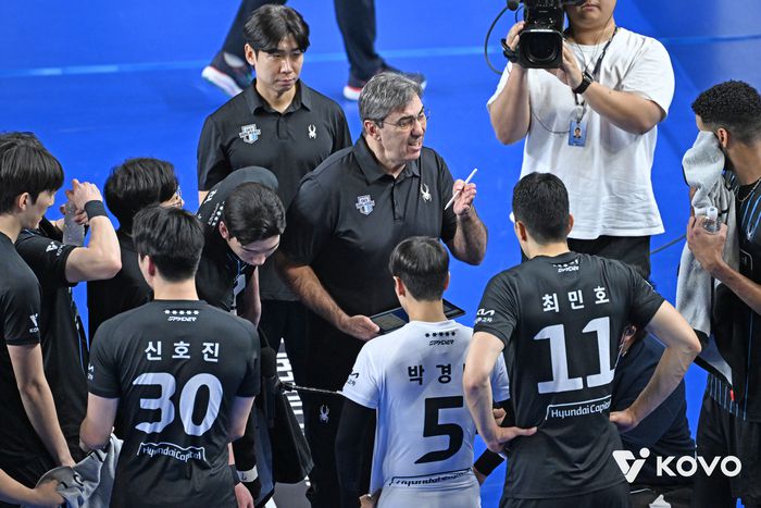 현대캐피탈 블랑(가운데) 감독이 대한항공전에서 작전 타임 때 선수들에게 지시하고 있다. 사진 | 한국배구연맹