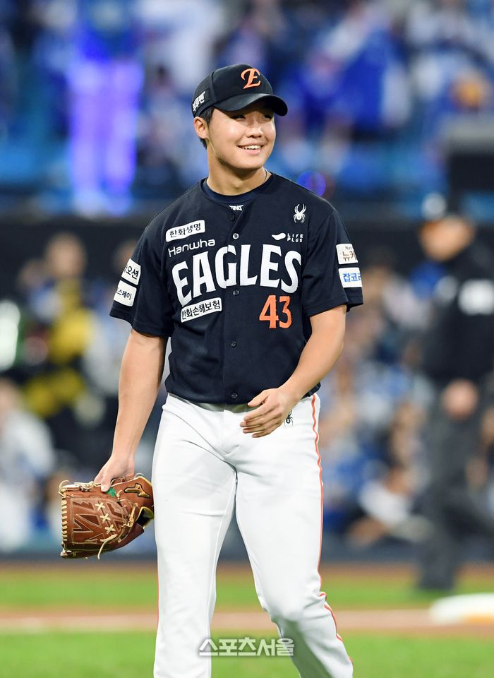 한화 정우주가 22일 대구 삼성라이온즈파크에서 열린 2025 KBO리그 삼성과 플레이오프 4차전 3회말 1사 1루 상황에서 삼성 김성윤을 병살타로 잡아내고 위기를 넘긴 뒤 미소를 짓고 있다. 대구 | 박진업 기자 upandup@sportsseoul.com