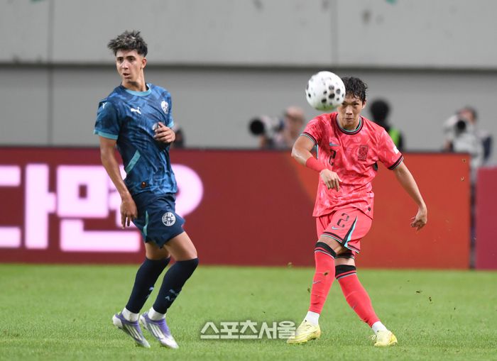 이명재가 14일 서울월드컵경기장에서 열린 남자 축구 국가대표 평가전 파라과이와 경기에서 패스를 하고 있다. 2025. 10. 14.최승섭기자 thunder@sportsseoul.com