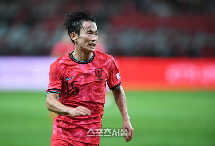 김문환이 14일 서울월드컵경기장에서 열린 남자 축구 국가대표 평가전 파라과이와 경기에서 골대로 전력질주하고 있다. 2025. 10. 14.최승섭기자 thunder@sportsseoul.com