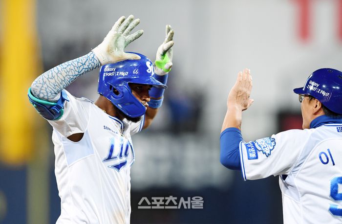 삼성 디아즈가 14일 대구 삼성라이온즈파크에서 열린 2025 KBO리그 SSG와 준플레이오프 4차전 8회말 2사 1루 상황에서 SSG 이로운을 상대로 2점 홈런을 친 뒤 기뻐하고 있다. 대구 | 박진업 기자 upandup@sportsseoul.com