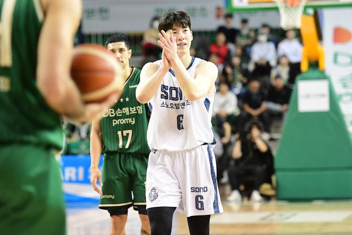 고양 소노 이정현이 18일 원주DB프로미아레나에서 열린 2025~2026 LG전자 프로농구 정규리그 2라운드 원주 DB와 경기에서 승리한 후 박수치고 있다. 사진 | KBL
