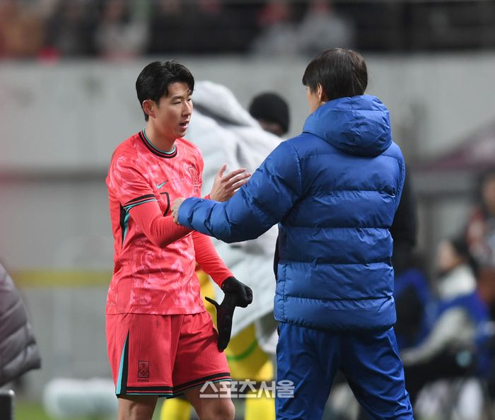 손흥민이 18일 서울월드컵경기장에서 열린 남자축구 국가대표 평가전 가나와 경기에서 교체되어 나오며 홍명보 감독과 악수를 하고 있다. 2025. 11. 18.상암 | 최승섭기자 thunder@sportsseoul.com
