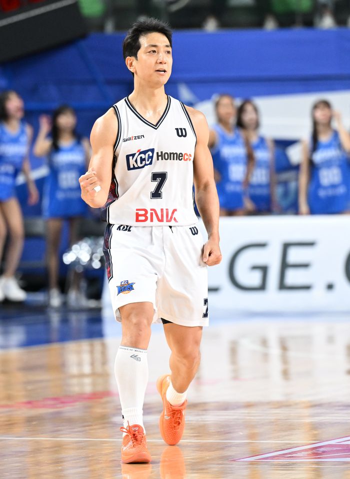 KCC 허훈이 18일 대구체육관에서 열린 2025~26 LG전자 프로농구 2라운드 대구 한국가스공사전서 3점을 성공한 후 환호하고 있다. 사진 | KBL