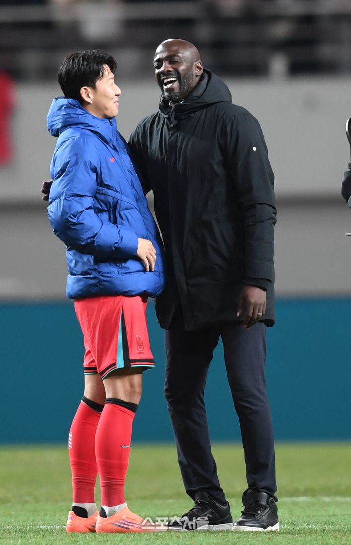 손흥민이 18일 서울월드컵경기장에서 열린 남자축구 국가대표 평가전 가나와 경기 후 과거 함부르크 시절 스승인 오토 아도 감독과 대화하고 있다. 상암 | 최승섭기자 thunder@sportsseoul.com