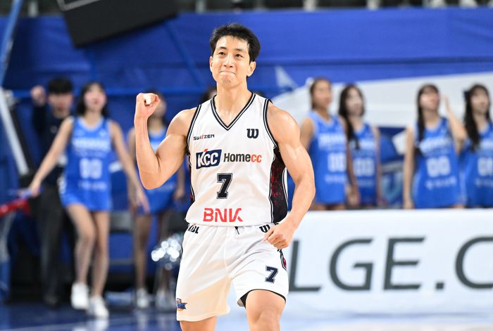 KCC 허훈이 18일 대구체육관에서 열린 2025~26 LG전자 프로농구 2라운드 대구 한국가스공사전서 3점을 성공한 후 환호하고 있다. 사진 | KBL