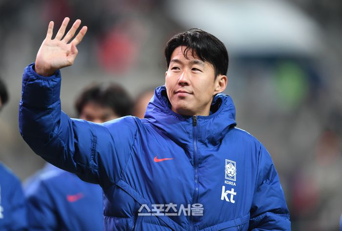 손흥민이 18일 서울월드컵경기장에서 열린 남자축구 국가대표 평가전 가나와 경기 후 관중에 인사를 하고 있다. 2025. 11. 18.상암 | 최승섭기자 thunder@sportsseoul.com