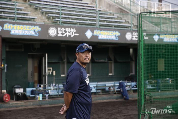 이호준 감독이 선수들의 훈련을 지켜보고 있다. 사진 | NC 다이노스