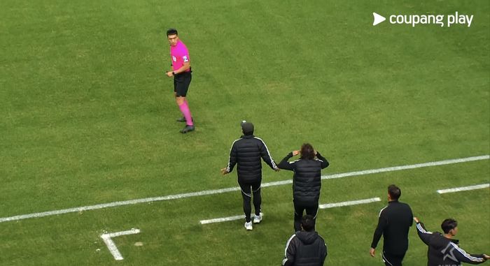 전북 현대 타노스 코치가 8일  대전전에서 판정에 항의하는 제스처를 취하고 있다.캡쳐 | 쿠팡플레이