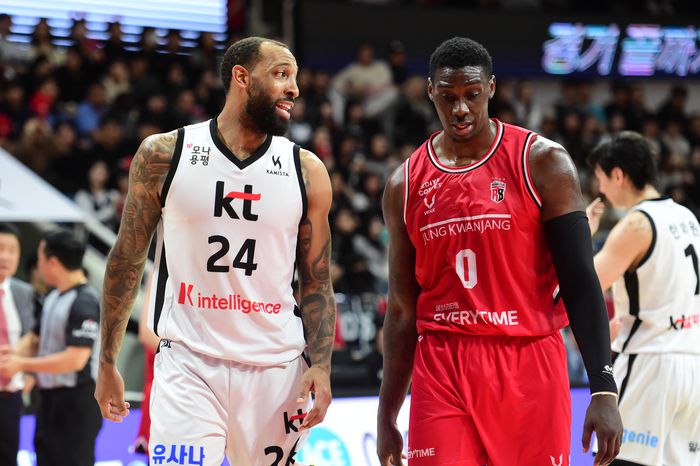 윌리엄스가 오브라이언트와 얘기를 나누고 있다. 사진 | KBL