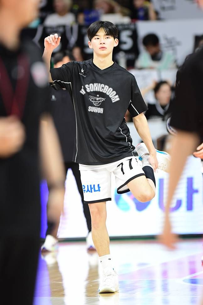 강성욱이 몸을 풀고 있다. 사진 | KBL