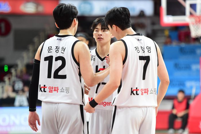 강성욱이 선수들과 하이파이브를 하고 있다. 사진 | KBL