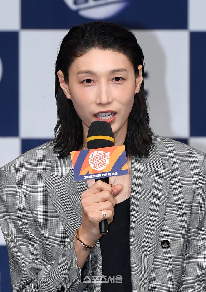 여자배구 레전드 김연경이 24일 서울 마포구 MBC 신사옥 골든마우스홀에서 열린 MBC 새 예능 ‘신인감독 김연경’ 제작발표회에서 취재진의 질문에 답을 하고 있다.  사진 | 박진업 기자 upandup@sporttsseoul.com