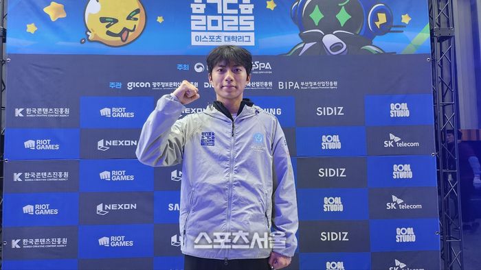 경상국립대 제휘담이 23일 광주광역시 동구에 위치한 광주e스포츠 경기장에서 열린 2025 e스포츠 대학리그 전국결선 FC온라인 결승전 승리 후 포즈를 취하고 있다. 광주 | 김민규 기자 kmg@sportsseoul.com