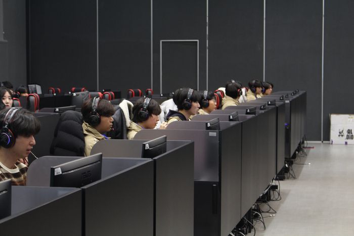22일 광주광역시 동구에 위치한 광주e스포츠 경기장에서 열린 2025 e스포츠 대학리그 전국결선 1일차 경기를 치르는 선수들 모습. 사진 | 한국e스포츠협회
