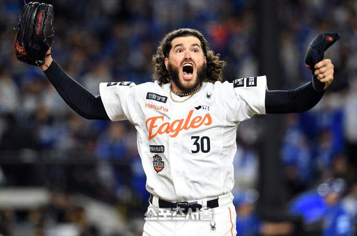 한화 선발투수 폰세가 대전 한화생명 볼파크에서 열린 2025 KBO리그 삼성과 플레이오프 5차전 5회초 2사 삼성 디아즈를 삼진 아웃으로 잡아낸 뒤 포효하고 있다. 대전 | 박진업 기자 upandup@sportsseoul.com