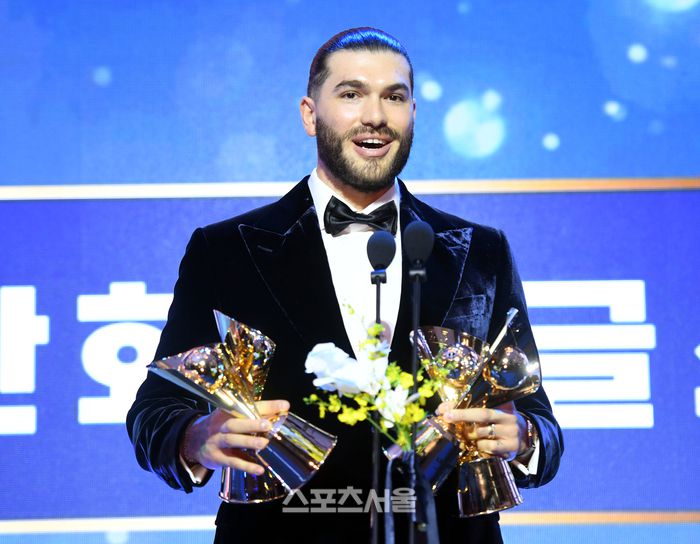 투수부문 평균자책점상, 탈삼진상, 승률상, 승리상 한화 폰세가 24일 서울 송파 롯데호텔 월드에서 열린 2025 KBO 시상식에서 소감을 밝히고 있다. 롯데호텔월드 | 최승섭기자 thunder@sportsseoul.com