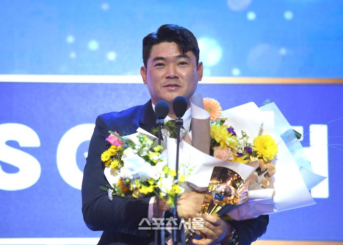 투수부문 홀드상 SSG 노경은이 24일 서울 송파 롯데호텔 월드에서 열린 2025 KBO 시상식에서 소감을 말하고 있다. 최승섭기자 thunder@sportsseoul.com