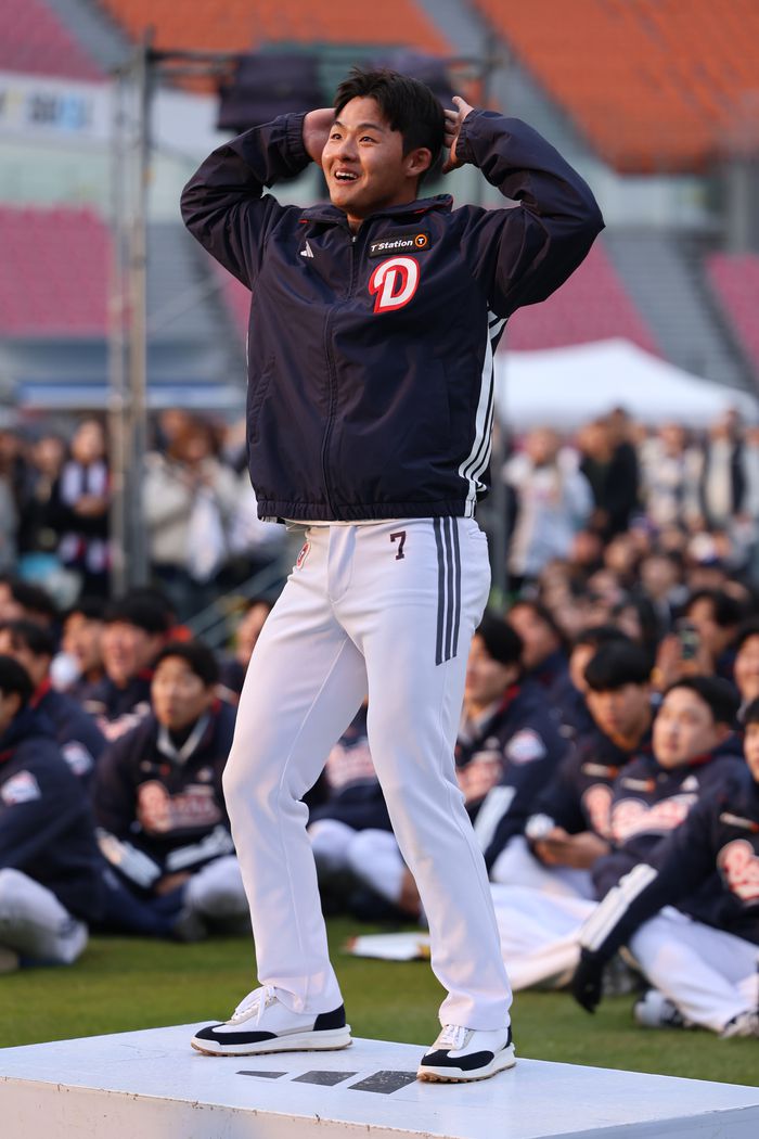 두산 이교훈이 23일 서울 잠실구장에서 열린 2025 곰들의 모임 댄스 퀴즈에 임하고 있다. 사진 | 두산 베어스