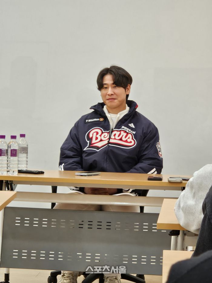 두산 박찬호가 23일 서울 잠실구장에서 열린 2025 곰들의 모임 행사에 앞서 취재진 인터뷰에 응하고 있다. 잠실 | 강윤식 기자 skywalker@sportsseoul.com