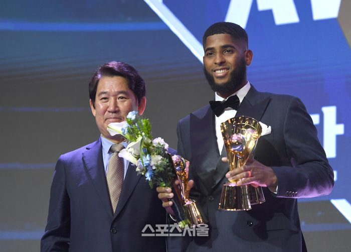 홈런상, 장타율상, 타점상  삼성 디아즈가 24일 서울 송파 롯데호텔 월드에서 열린 2025 KBO 시상식에서 조계현 전력강화위원장과 기념촬영을 하고 있다. 롯데호텔월드 | 최승섭기자 thunder@sportsseoul.com