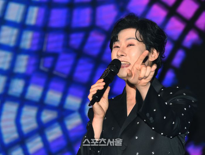 가수 강문경이 24일 그랜드 하얏트 서울 호텔에서 진행된 ‘제17회 서울석세스대상’에서 문화부문 대중문화대상을 수상한 뒤 축하공연을 하고 있다. 사진 | 박진업 기자 upandup@sportsseoul.com