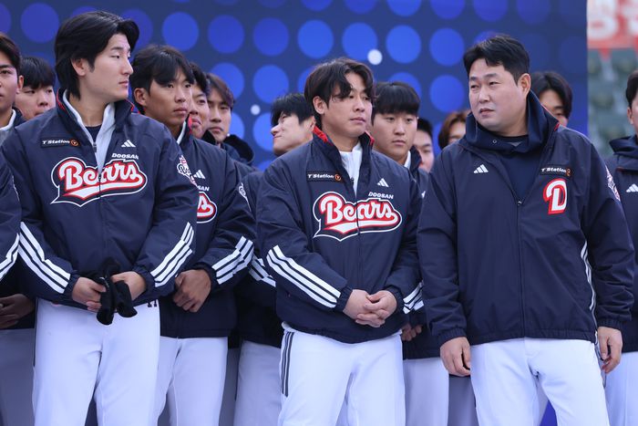 두산 박찬호(왼쪽)가 23일 서울 잠실구장에서 열린 2025 곰들의 모임 행사에 임하고 있다. 사진 | 두산 베어스