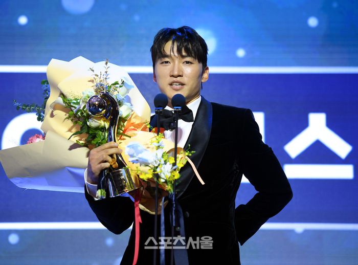 KBO 중견수부문 수비상 LG 박해민이 24일 서울 송파 롯데호텔 월드에서 열린 2025 KBO 시상식에서 소감을 밝히고 있다. 최승섭기자 thunder@sportsseoul.com