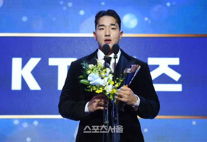 출루율상 KT 안현민이 24일 서울 송파 롯데호텔 월드에서 열린 2025 KBO 시상식에서 소감을 밝히고 있다. 롯데호텔월드 | 최승섭기자 thunder@sportsseoul.com