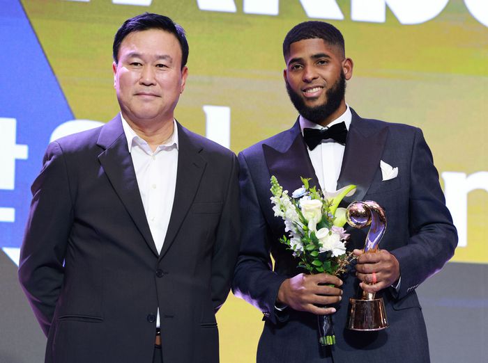 24일 서울 송파구 롯데호텔 월드에서 열린 2025 신한 SOL뱅크 KBO 시상식에서 KBO 수비상 1루수 부문 수상자로 선정된 삼성의 디아즈가 포즈를 취하고 있다. 사진 | 연합뉴스