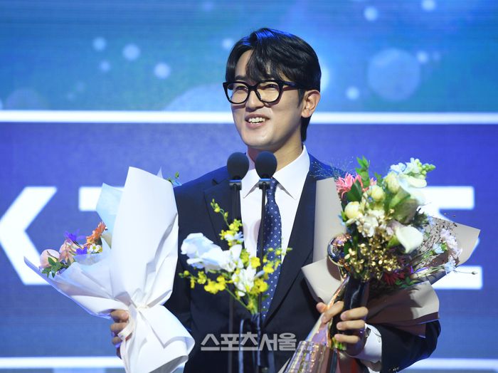 KBO 수비상 투수부문  KT 고영표가 24일 서울 송파 롯데호텔 월드에서 열린 2025 KBO 시상식에서 소감을 밝히고 있다. 최승섭기자 thunder@sportsseoul.com