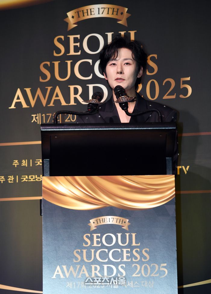 가수 강문경이 24일 그랜드 하얏트 서울 호텔에서 진행된 ‘제17회 서울석세스대상’에서 문화부문 대중문화대상을 수상한 뒤 소감을 밝히고 있다. 사진 | 박진업 기자 upandup@sportsseoul.com