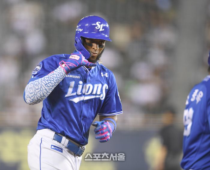 삼성 디아즈가 서울 잠실구장에서 열린 2025 KBO리그 두산과 경기 7회초 1사1루 우중월 홈런을 날린 후 이종욱 코치와 세리머니를 하고 있다. 잠실 | 최승섭기자 thunder@sportsseoul.com