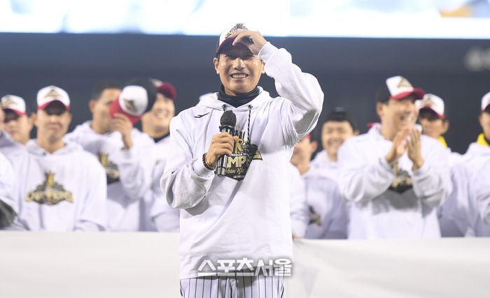 LG 염경엽 감독이 1일 서울 잠실구장에서 열린 ‘한국시리즈 통합우승 IN 잠실’ 행사에서 인사를 하고 있다. 잠실 | 최승섭기자 thunder@sportsseoul.com
