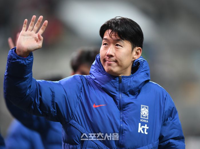 손흥민이 18일 서울월드컵경기장에서 열린 남자축구 국가대표 평가전 가나와 경기 후 관중에 인사를 하고 있다.  상암 | 최승섭기자 thunder@sportsseoul.com