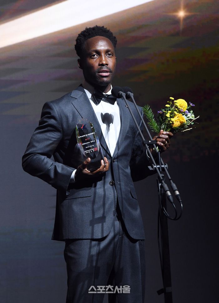 인천 유나이티드 제르소가 1일 서울 서대문구 스위스그랜드호텔에서 열린 ‘하나은행 K리그 2025 대상 시상식’에서 K리그2 MVP를 수상한 뒤 소감을 밝히고 있다. 2025. 12. 1. 박진업 기자 upandup@sportsseoul.com