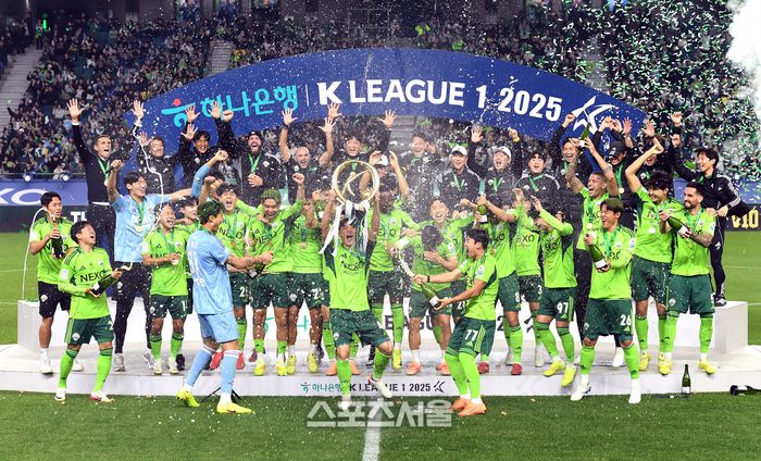 전북 현대의 주장 박진섭이 8일 전주월드컵경기장에서 열린 하나은행 K리그1 대전 하나 시티즌과 경기 후 진행된 우승 시상식에서 트로피를 들어오리며 동료들과 함께 기뻐하고 있다. 2025. 11. 8. 전주 | 박진업 기자 upandup@sportsseoul.com