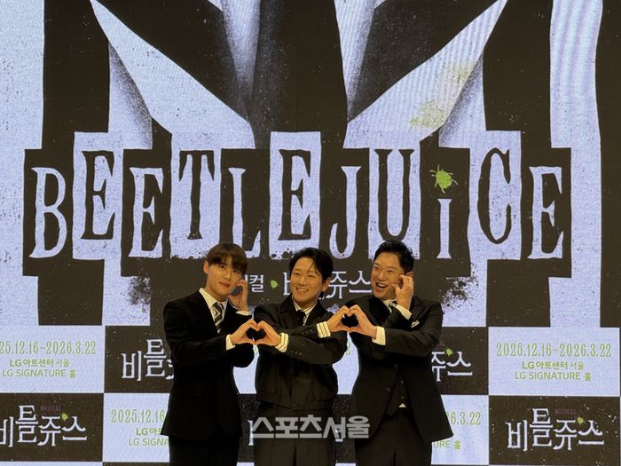 1일 뮤지컬 ‘비틀쥬스’ 프레스콜에서 주역 (왼쪽부터) 김준수, 정원영, 정성화가 단체 사진을 촬영하고 있다. 사진 | 표권향 기자 gioia@sportsseoul.com
